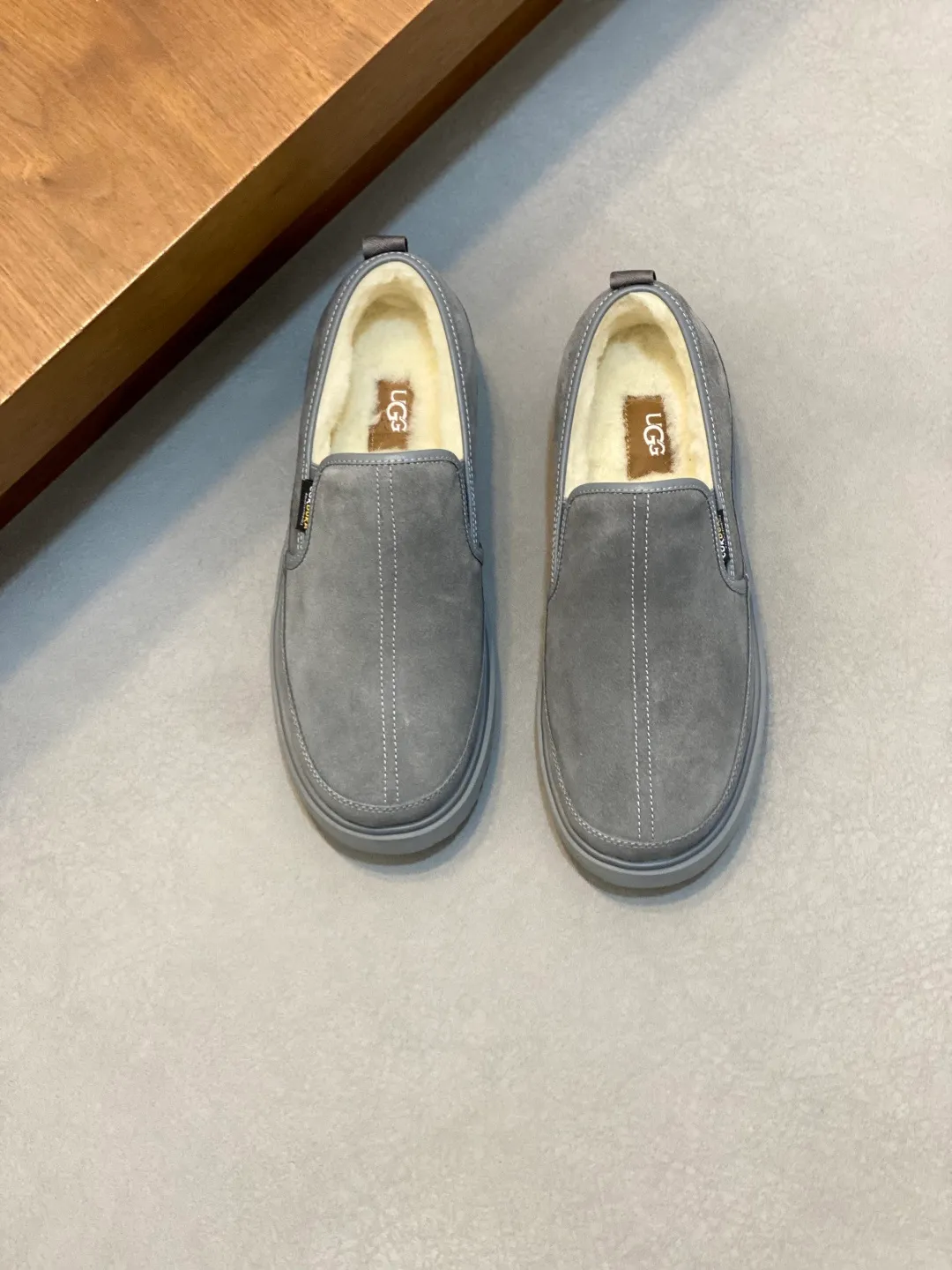 Men's shoes 💰580 New UGG fur-integrated men's simple and fashionable snow shoes. The most worth buying at the end of this year are warm casual shoes. Whether you are out and about at home, their comfortable and warm performance will be your most suitable fashion companion! The material is cowhide upper and imported wool is used inside. Two layers of cowhide for warmth and comfort! The eva+ rubber patch outsole is cushioned, non-slip and wear-resistant, and has good elasticity. It is light and wear-resistant, comfortable and soft, and the new simple cut is more fashionable. It has both practicality and fashion sense, so you no longer have to worry about how to match it in winter, while still maintaining your fashionable taste. High-quality genuine wool produced in Dongguan. The material depends on the details! Size: 39-40-41-42-43-44-45 sneaker size